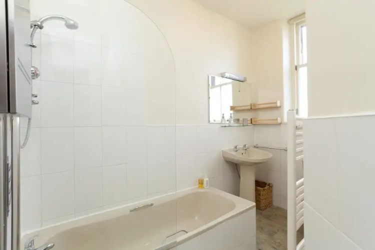 380 Mardale Crescent Apartment