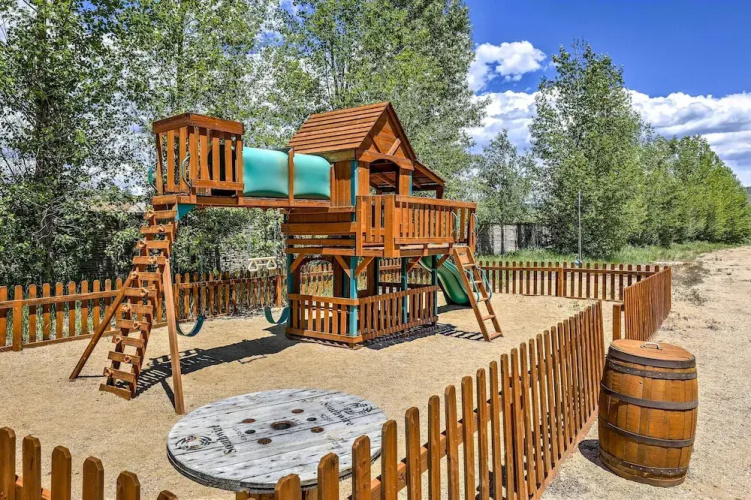 Riverfront Cabin, 4 Mi to Granby Ranch