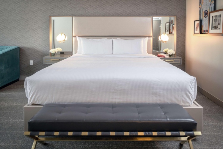 Deco Accessible Double Suite