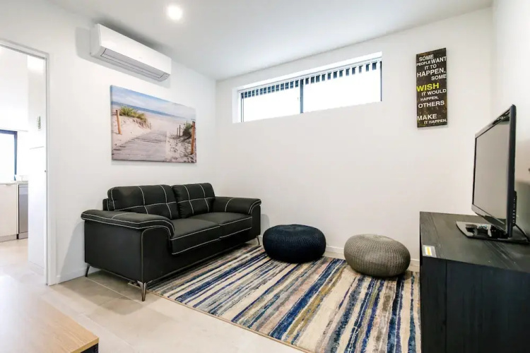 Glorious 2-bed With Waterside Balcony Views
