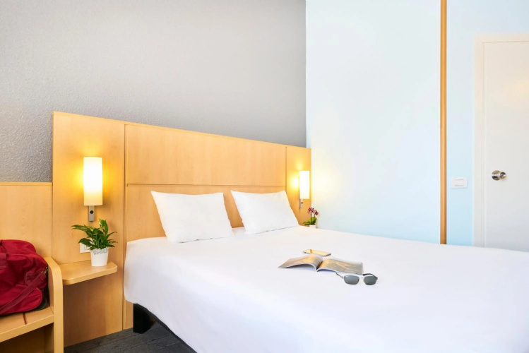 ibis Como