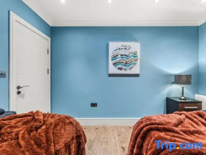 Spacious 2 Bedroom Riverside Home | Welsh Back
