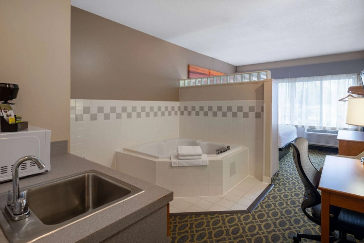 Days Inn & Suites Madison