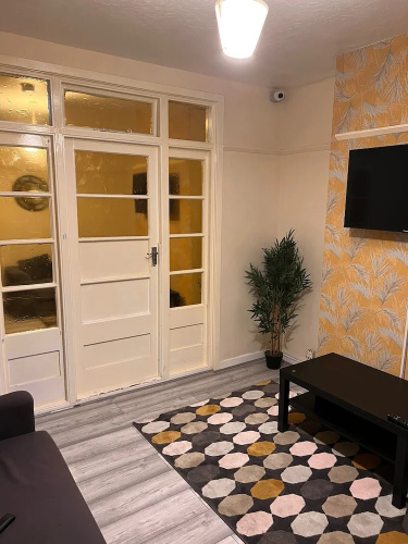 Budget 5-bed Apartment in Barking