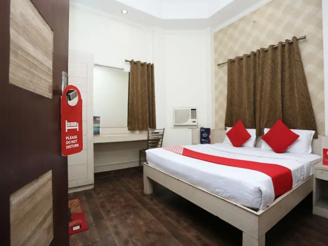 OYO 30240 Shri Radha Palace