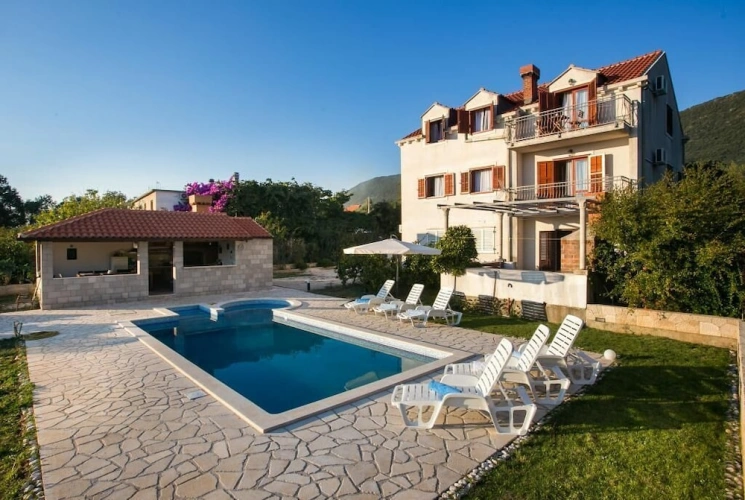 6 Bedrooms Cottage with balcony