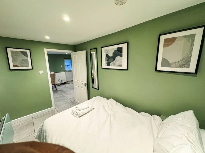 5 Minute Walk To Reading Station