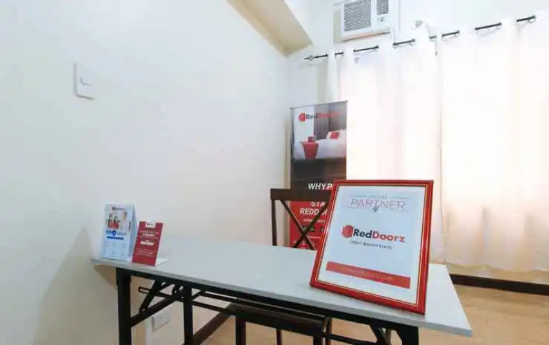 RedDoorz Plus @ Casareal Hotel
