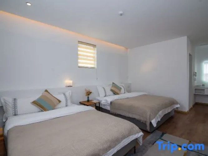 Standard Twin Family room with lake view