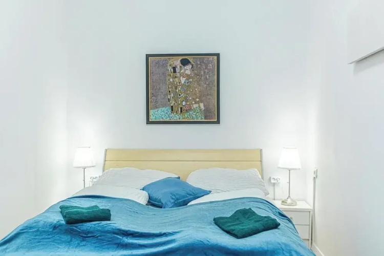 Elegant 2BR Apt Steps from Westbahnhof