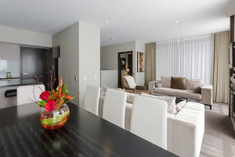 5 Bedrooms Apartment