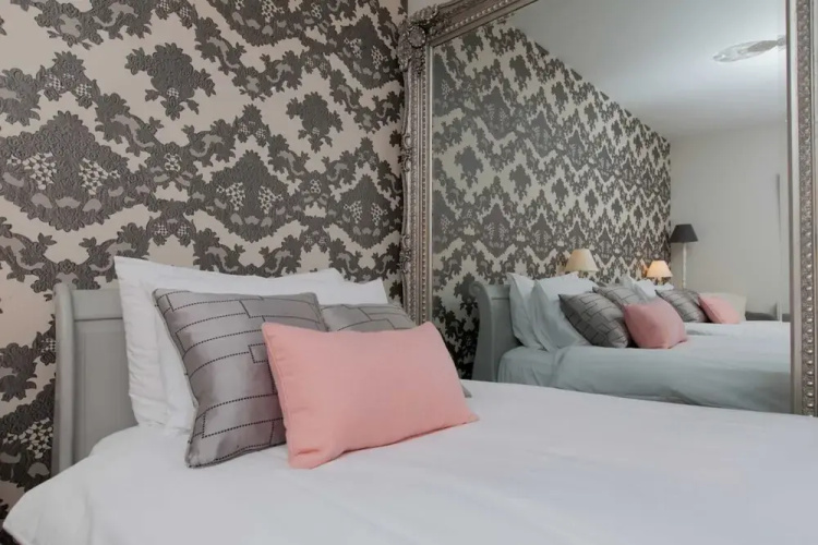 2 Bedroom Flat In Holyrood Area