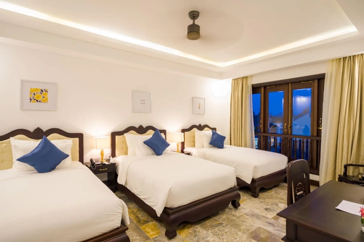Deluxe Triple room with city view