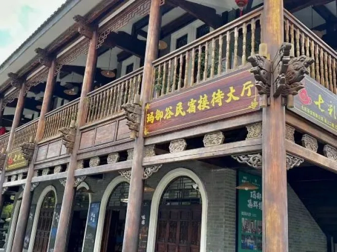 Nanjing lvju  Inn (Tengchong mayugu hot spring)