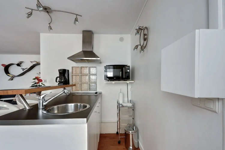 3 people apartment - Paris center by Weekome - Image 6