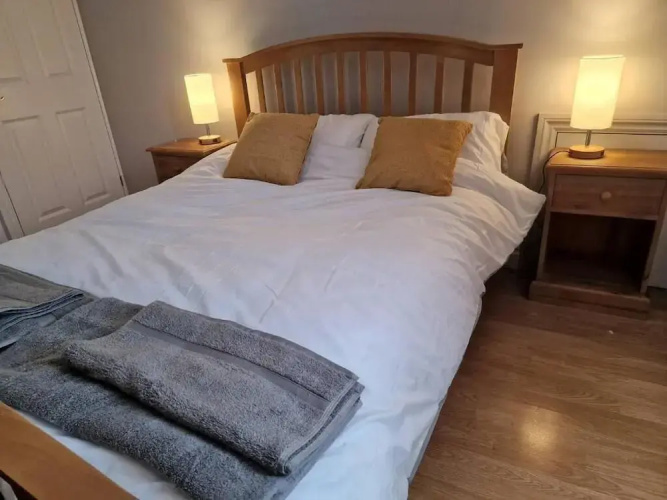 Spacious 6-bed house - 12 mins Gatwick