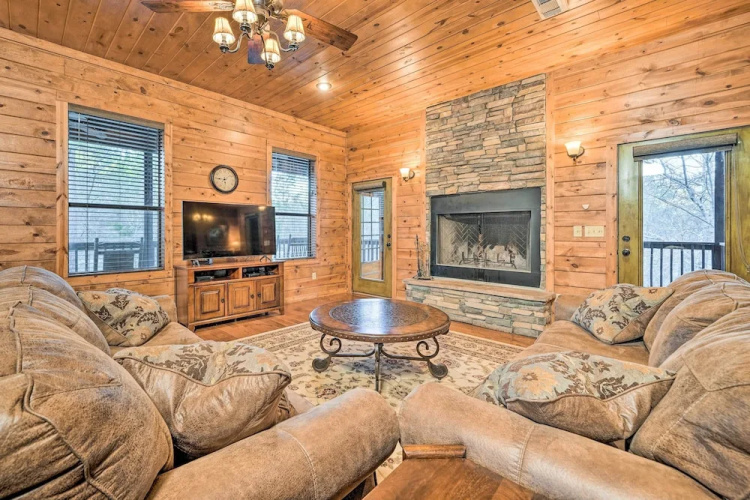 Broken Bow Cabin w/ Deck, Hot Tub & Fire Pit!