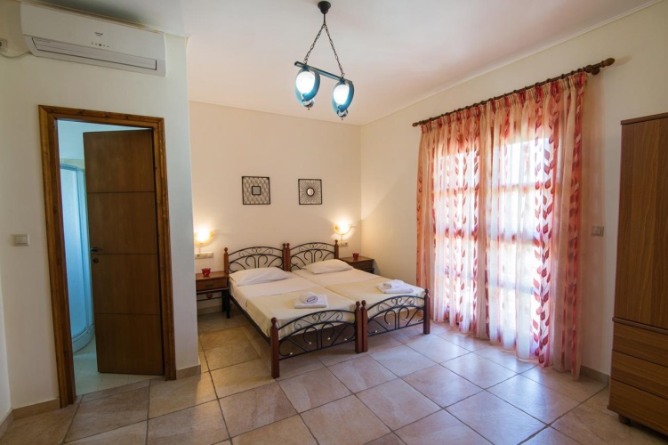 Standard Twin room with garden view