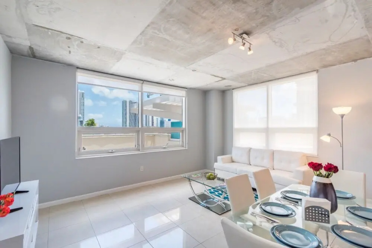 Modern, Cozy 2 BDR With Balcony,steps From Beach