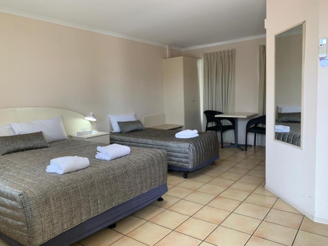 Standard Triple room