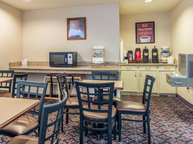 Econo Lodge North Academy photo 18