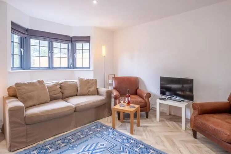 5 Oakes Court