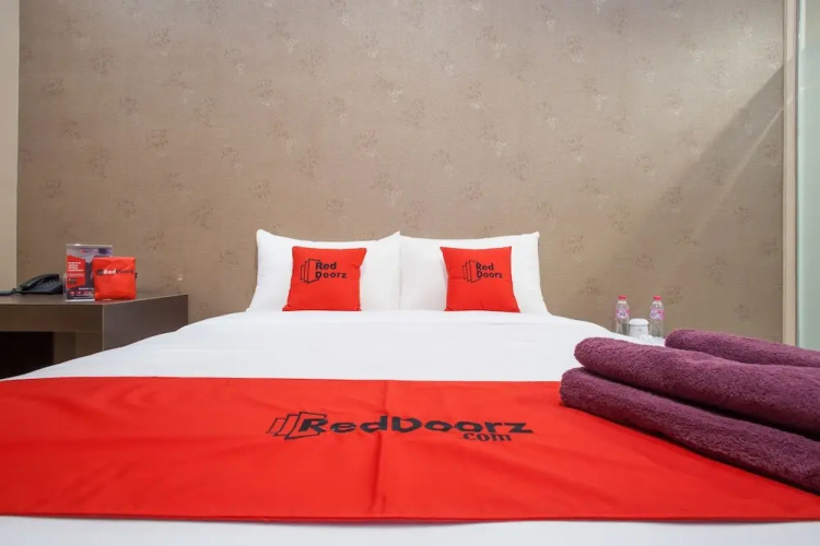 RedDoorz Plus @ Raya Sulfat