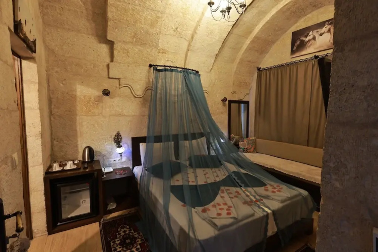 Tafana Cave & Stone Lodge