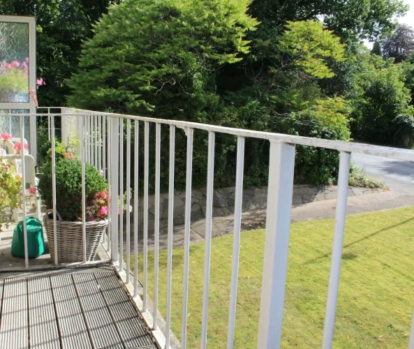 2 Bedrooms Classic Apartment with balcony and with garden view