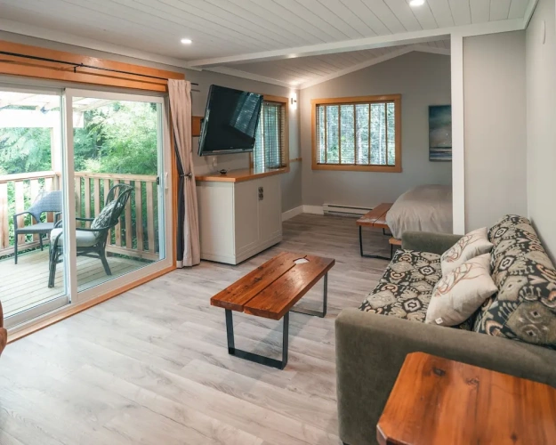 1 Bedroom Suite with land view