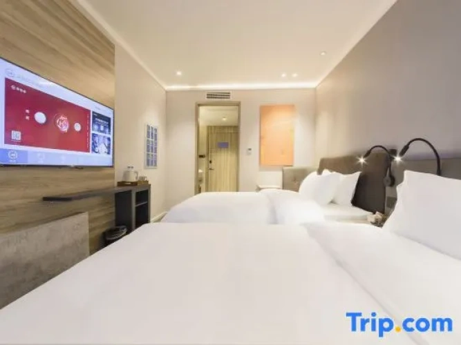 Standard Twin room with street view