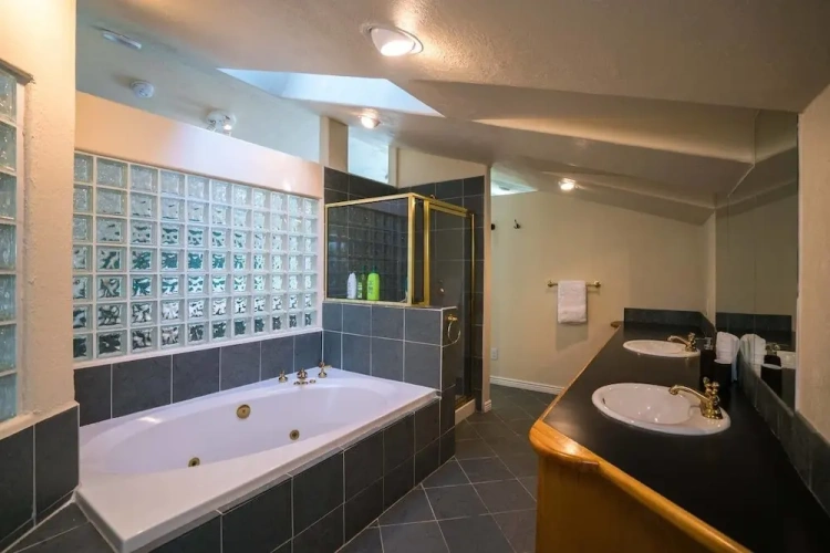 5 Bedrooms Cottage
