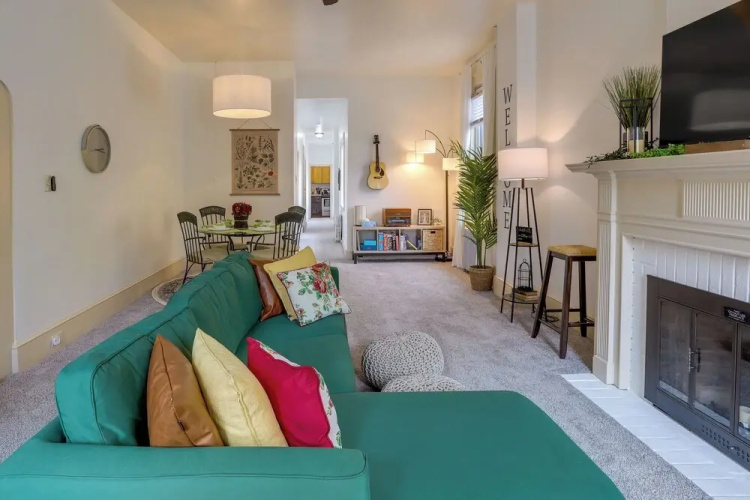 Walk to Restaurants & Shops: Apt in Pennsylvania!