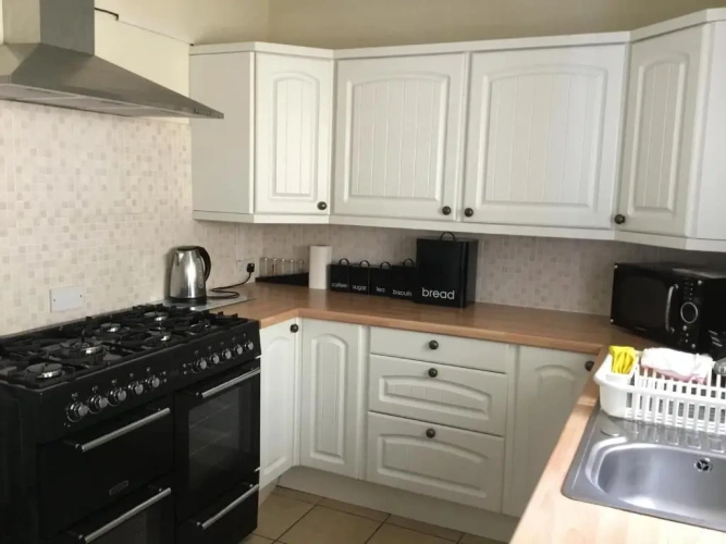 5 Bedrooms Cottage