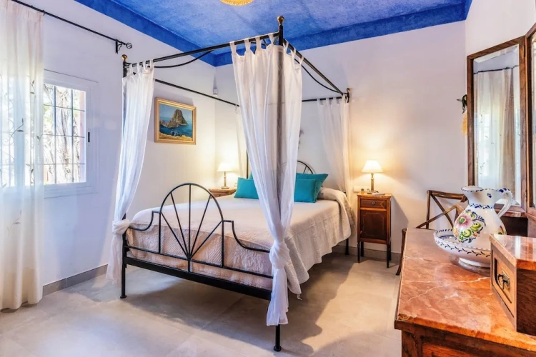 5 Bedrooms Villa