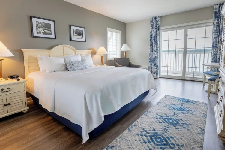 Luxury room with balcony and with lake view
