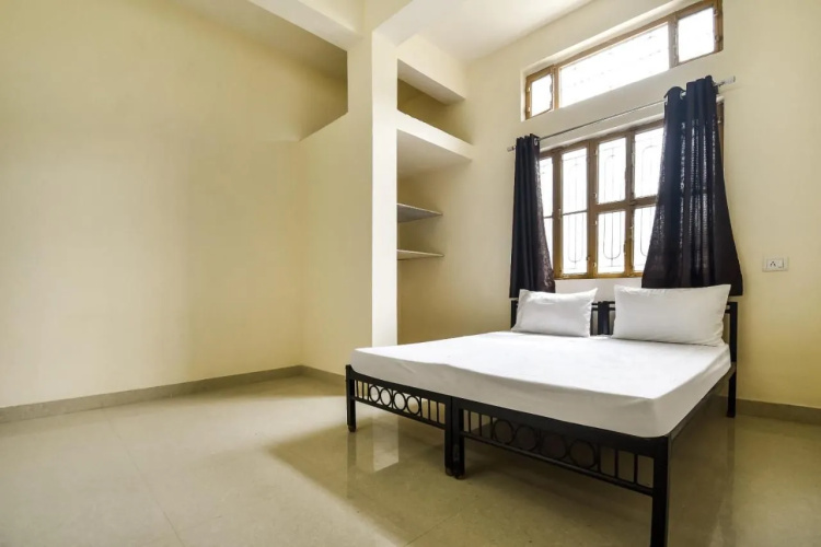 SPOT ON 48538 J S Hostel