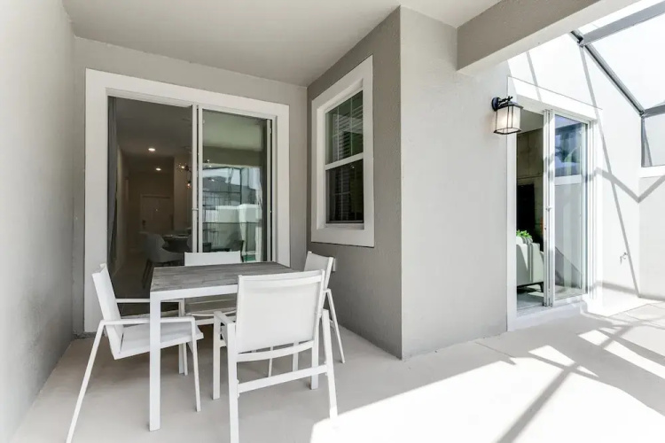 4bed 3Ba Storey Lake Home w. Pool