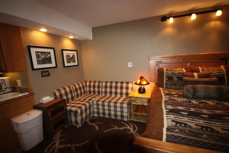 Four O'clock Lodge B05
