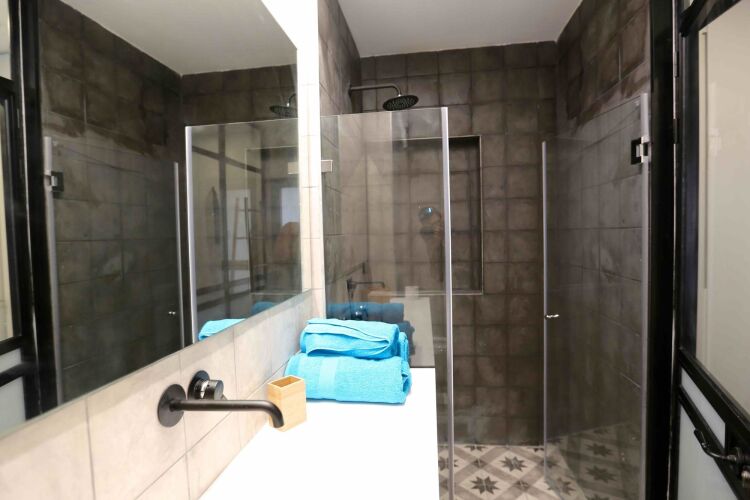 HolyGuest - Gordon 25 Over view