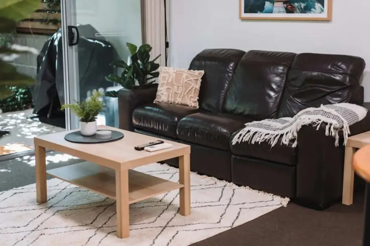 Comfy 1-bed With Spacious Courtyard & Parking