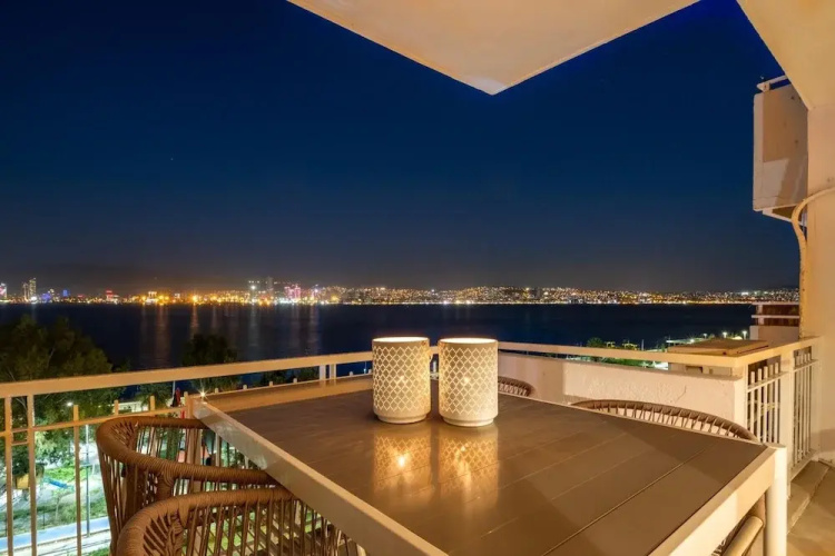 Sleek Flat With Sea View Balcony 2 min to Coast