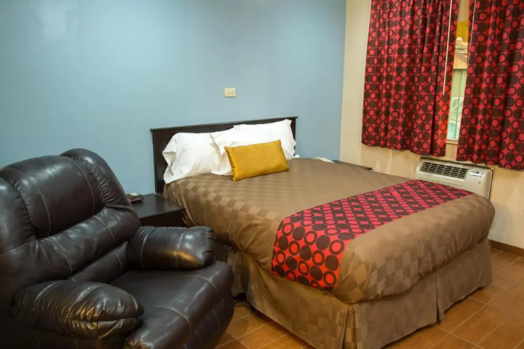 Townhouse Inn & Suites