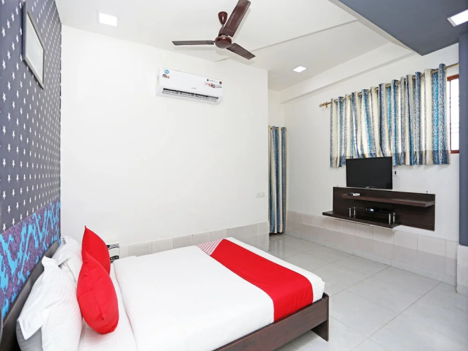 OYO 13493 Hotel Vridhi Inn