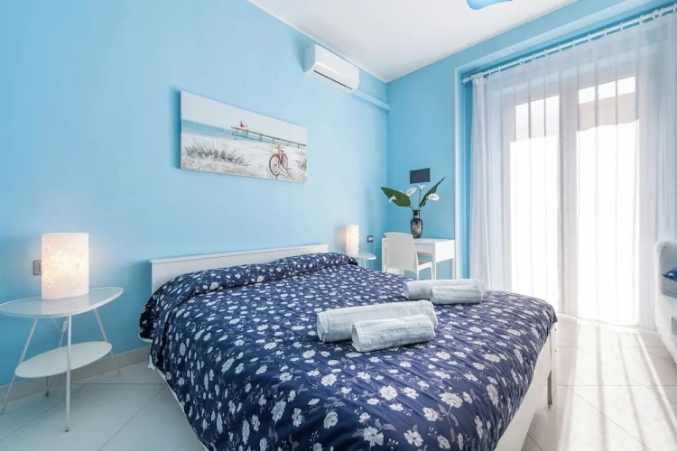 Classic room with balcony and with city view