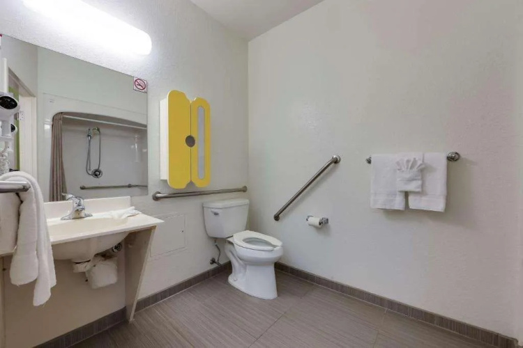 Deluxe Inn photo 10