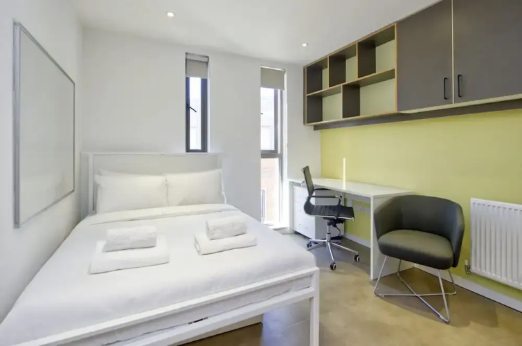 Practical Student Studio in Lively Hammersmith