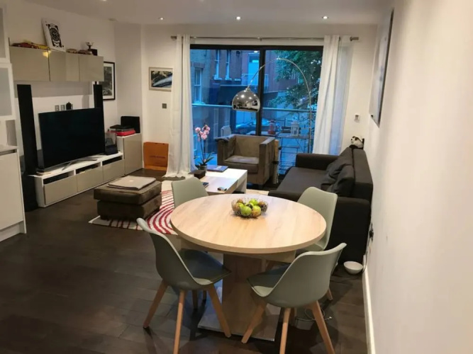 2 Bedroom Shoreditch Flat With Balcony