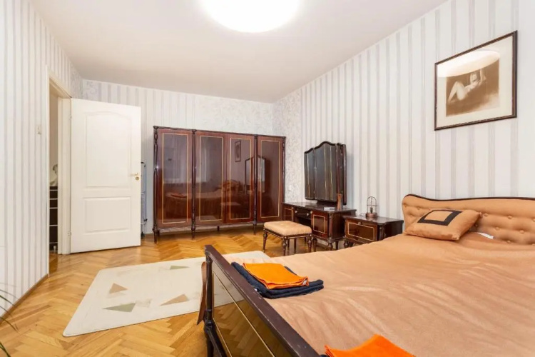 3 room central apartmend 90m2 free parking