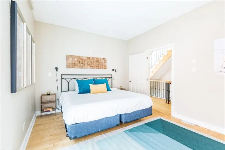 Bright 3Br In Church Yonge Corridor By SonderOver view